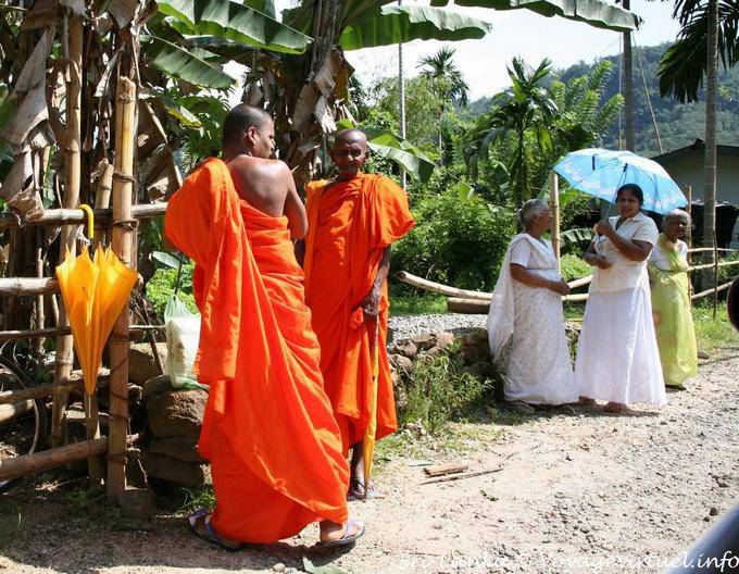 Monjes con túnicas azafrán y monjas, Kitulgala - Ceilan Sri Lanka