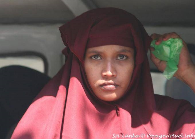 Musulmán en un autobús en el camino a Karawanella - Ceilan Sri Lanka