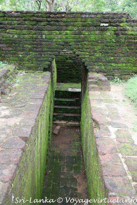 El paso en la pared para acceder a los jardines de Sigiriya - Ceilan Sri Lanka
