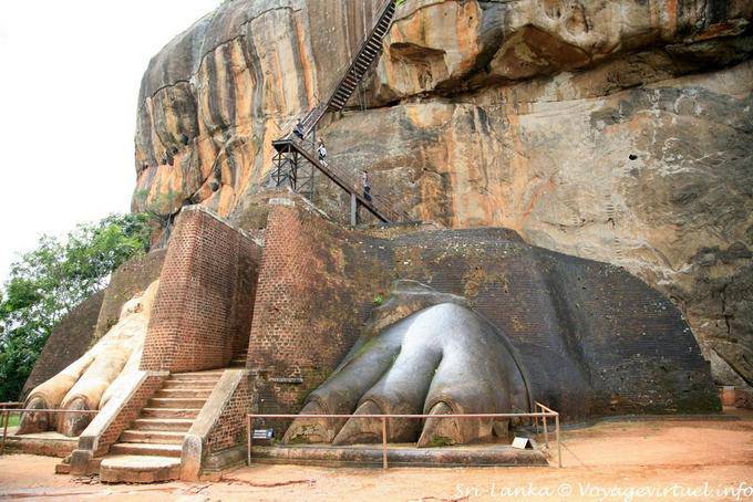 Patas de león que enmarcan la escalera de piedra, Sigiriya - Ceilan Sri Lanka