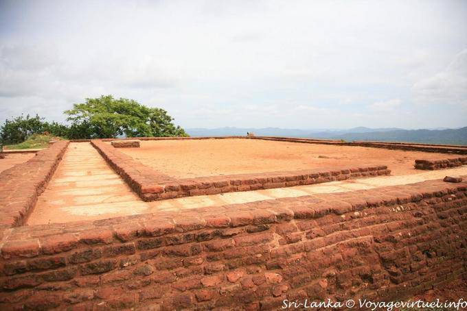 Ruinas de la plataforma del palacio Sigiriya Monte del Recuerdo - Ceilan Sri Lanka