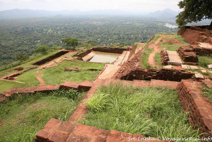 Ver las ruinas de edificios antiguos y piscina, Sigiriya - Ceilan Sri Lanka