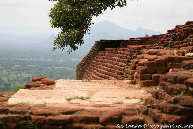 Restos de los muros del palacio de ladrillo rojo Sigiriya - Ceilan Sri Lanka