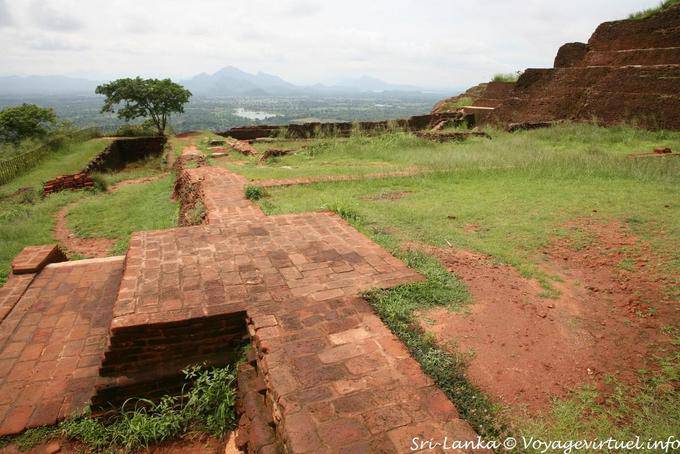 En el corazón de la fortaleza en la cima de la roca, Sigiriya - Ceilan Sri Lanka
