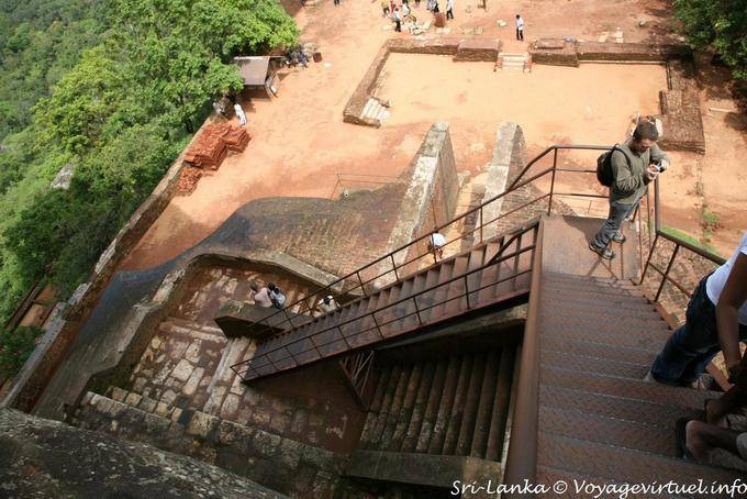 Hierro escaleras hasta la roca de la estatua del león, Sigiriya - Ceilan Sri Lanka