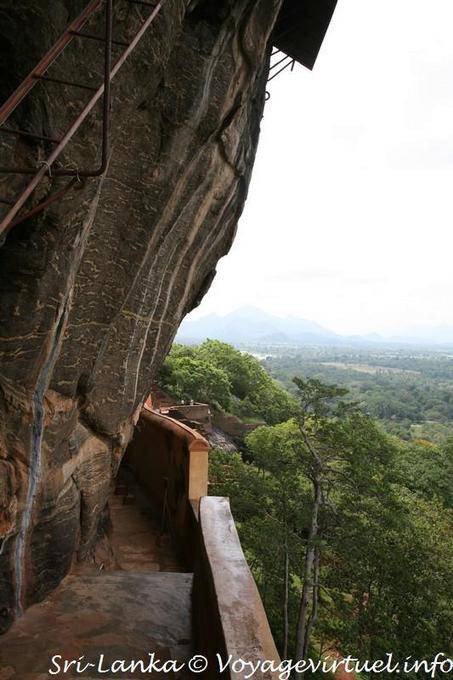 Paso estrecho entre la galería y el espejo de la pared de roca, Sigiriya - Ceilan Sri Lanka