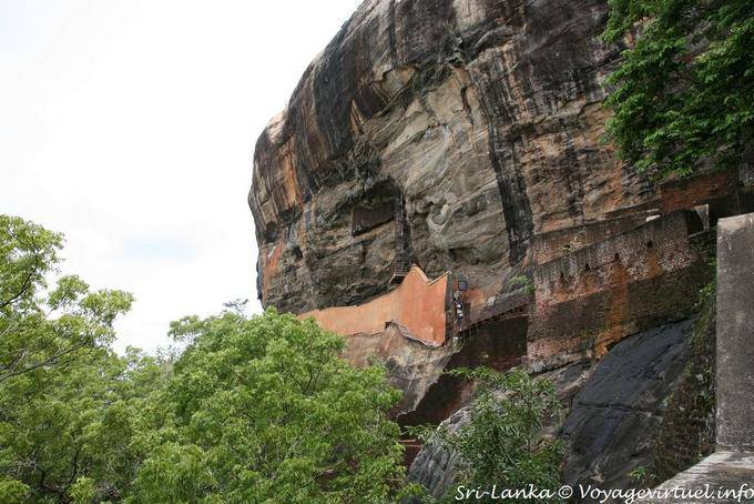 Ver espejo de pared a lo largo del acantilado, Sigiriya - Ceilan Sri Lanka