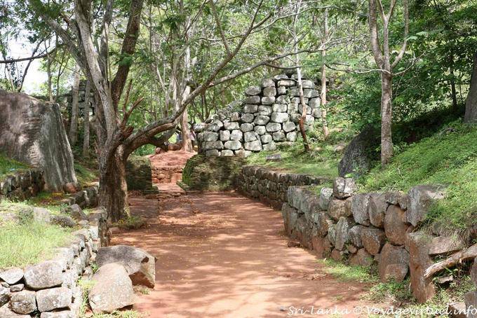 Camino y pared de piedra al pie de la ciudadela, Sigiriya - Ceilan Sri Lanka