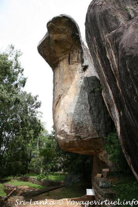 Entrada de la cueva de la cobra (bodega de Cobra-campana), Sigiriya - Ceilan Sri Lanka