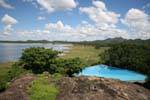 Panorama en la piscina del Heritance hotel y el lago, Kandalama, Ceilan Sri Lanka.