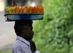 Hawker puesto en la cabeza con, Kandy, Ceilan Sri Lanka.