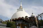 Stupa, o Dagoba blanco, Kandy, Ceilan Sri Lanka.