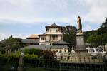 Estatua en frente del Palacio Nuevo, Kandy, Ceilan Sri Lanka.