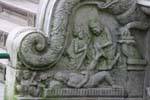 Escultura en el exterior de la rampa de escaleras, templo del diente, Kandy, Ceilan Sri Lanka.