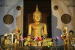 Oro postura de Buda Tomando la tierra como testigos, Templo del diente, Kandy, Ceilan Sri Lanka.