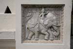 Rey sobre elefante escultura de una entrada de la calle lateral a la ciudad sagrada de Kandy, Ceilan Sri Lanka.