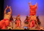 Bailarines acrobáticos en el escenario, Kandy, Ceilan Sri Lanka.