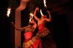 Alineado con los comedores de fuego, malabaristas llamas, Kandy, Ceilan Sri Lanka.