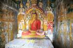 Estatua de Buda sentado en Gadaladeniya Viharaya, Kandy, Ceilan Sri Lanka.