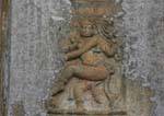 Fragmento de bajorrelieve contenía Vishnu bailando Gadaladeniya, Kandy, Ceilan Sri Lanka.