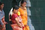 Mujeres en la salida de la oración en el templo tamil, Matale, Ceilan Sri Lanka.