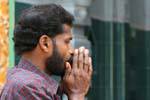 Hombre de origen tamil, las manos juntas, Muthumariamman Templo, Matale, Ceilan Sri Lanka.