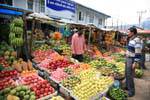 Coloridos puestos de frutas en el mercado en Nuwara Eliya, Ceilan Sri Lanka.