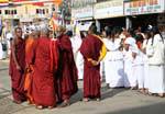 Grupo de los monjes budistas, Procesión Nuwara Eliya, Ceilan Sri Lanka.