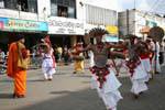 Danza tradicional en el centro de la ciudad, Nuwara Eliya, Ceilan Sri Lanka.