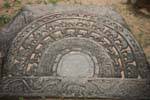 Sandakada Pahana (piedra luna) en las entradas de Polonnaruwa Vatadage o terraza del Diente, Ceilan Sri Lanka.