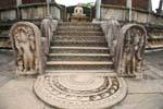 Una de las cuatro entradas Vatadage, Polonnaruwa, Ceilan Sri Lanka.