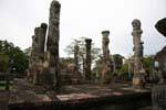 Columnas de residuos y pequeña estupa en Dalada Maluva, Polonnaruwa, Ceilan Sri Lanka.
