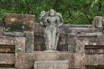 Buda Mudra de la intrepidez, Terraza del diente, Polonnaruwa, Ceilan Sri Lanka.