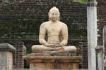 Loto Buda en frente de la estupa en el interior del Vatadage, Polonnaruwa, Ceilan Sri Lanka.