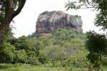 Vista de la roca Sigiriya desde la carretera Moragasweva Illukwewa, Ceilan Sri Lanka.