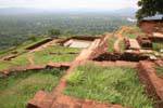 Ver las ruinas de edificios antiguos y piscina, Sigiriya, Ceilan Sri Lanka.