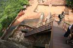 Hierro escaleras hasta la roca de la estatua del león, Sigiriya, Ceilan Sri Lanka.