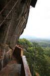 Paso estrecho entre la galería y el espejo de la pared de roca, Sigiriya, Ceilan Sri Lanka.