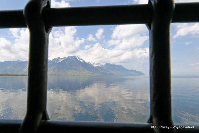 Vista del lago de Ginebra, el Castillo de Chillon, Montreux - Suiza