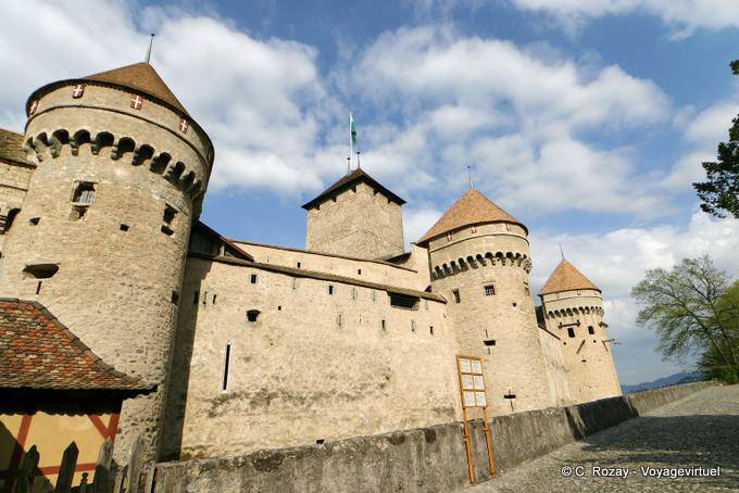 Fronteriza al oeste de la muralla y torres frente, el Castillo de Chillon, Montreux - Suiza