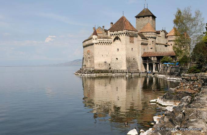 Vista desde las orillas del lago, el castillo de Chillon, Montreux - Suiza