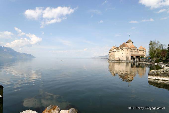 El castillo de Chillon se refleja en el lago de Ginebra - Suiza