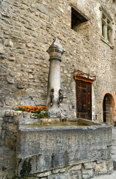 Fuente, Castillo de Chillon, Montreux - Suiza