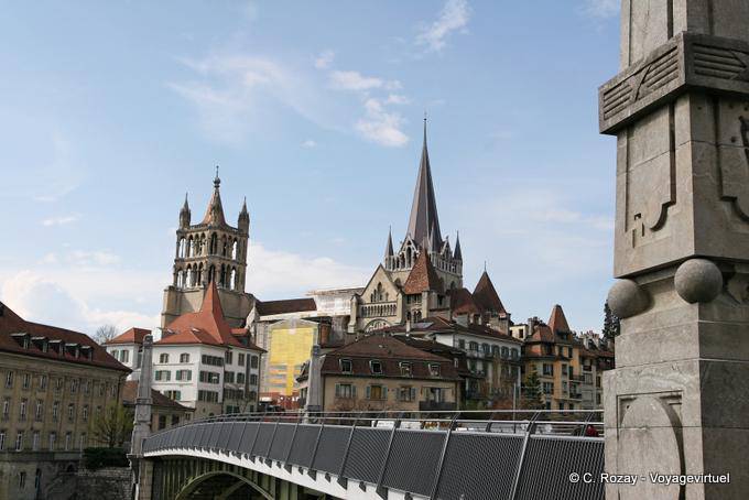 La vista de la ciudad del puente de Carlos lee Bessières, Lausana - Suiza