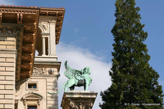 Lugar Riponne, otra vista del Palacio de Rumine, Lausana - Suiza