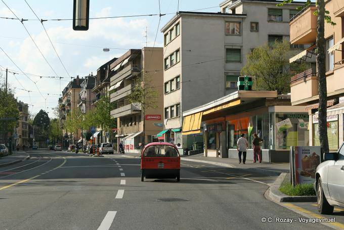 Coche de pedales en una calle de Lausana - Suiza