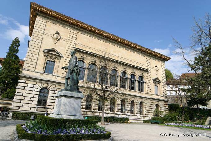 Estatua del gran Louis en el lado de Rumine Palace, Lausanne - Suiza