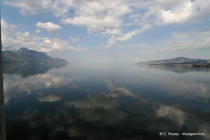 Reflexiones del cielo en el lago de Ginebra - Suiza