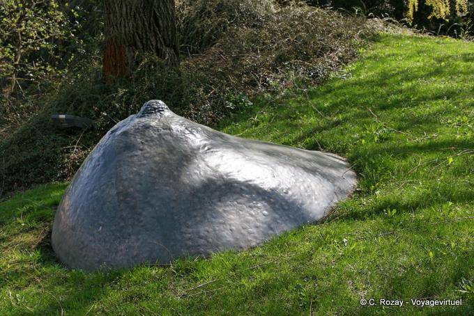 Escultura de César, en el césped, la Fundación Gianadda, Martigny - Suiza