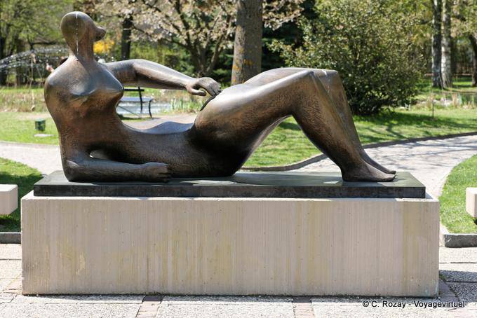 Descripción general de la figura de descanso, Henry Moore, la Fundación Gianadda, Martigny - Suiza